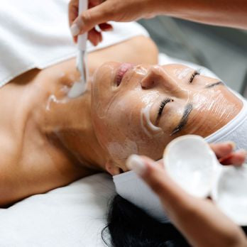 Gezichtsbehandelingen en Dermaplaning Glow